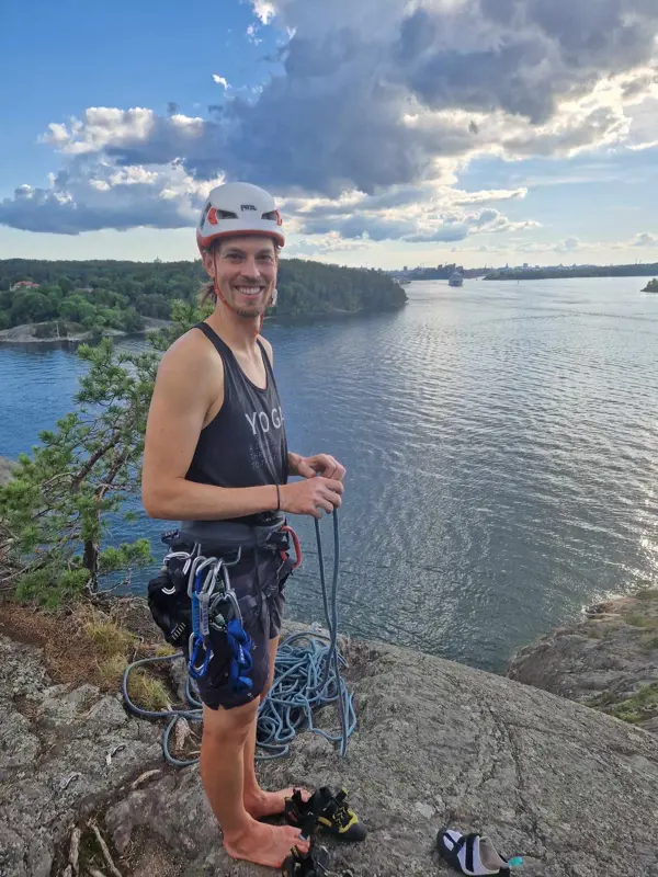 Robin klätterinstruktör på klätterklippa i Stockholm